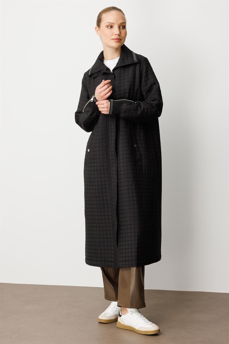 Gerippter und mit Reißverschluss versehener, vollständig gefütterter, gesteppter Jacquard-Sportmantel für die Saison – Schwarz