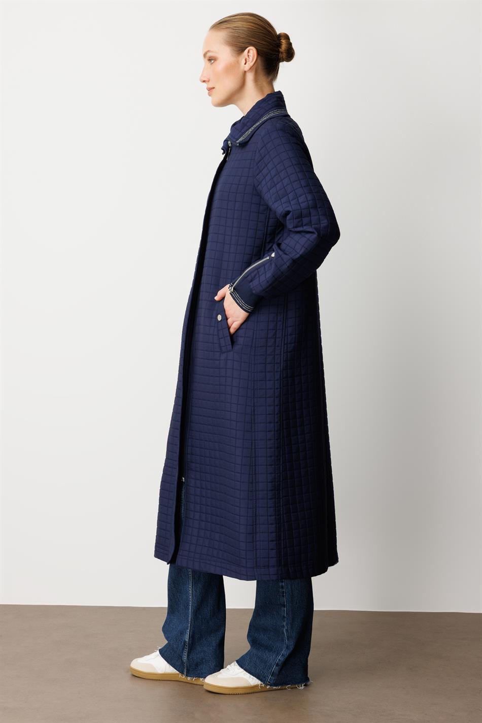 Gerippter und mit Reißverschluss versehener, vollständig gefütterter, gesteppter Jacquard-Sportmantel – Marineblau