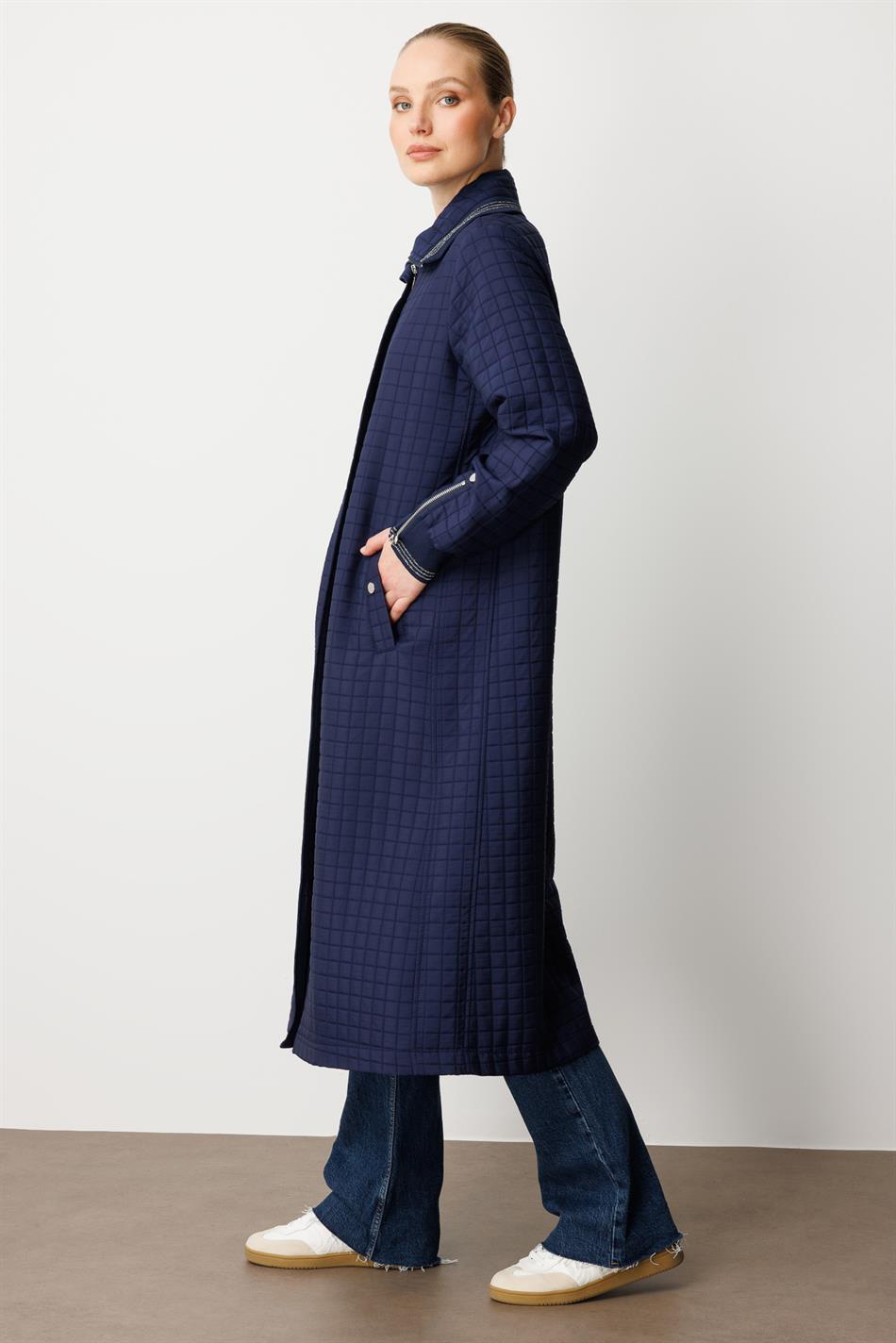 Gerippter und mit Reißverschluss versehener, vollständig gefütterter, gesteppter Jacquard-Sportmantel – Marineblau
