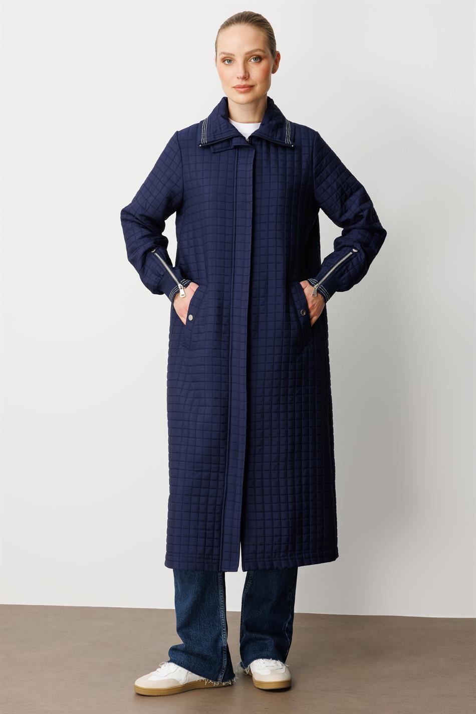 Gerippter und mit Reißverschluss versehener, vollständig gefütterter, gesteppter Jacquard-Sportmantel – Marineblau