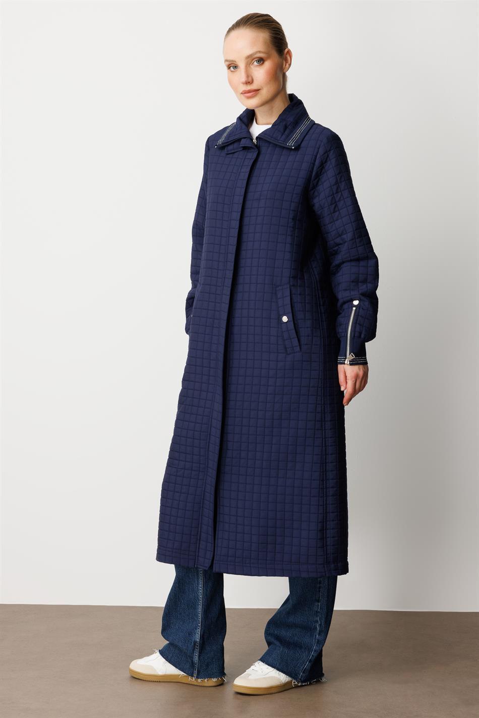 Gerippter und mit Reißverschluss versehener, vollständig gefütterter, gesteppter Jacquard-Sportmantel – Marineblau