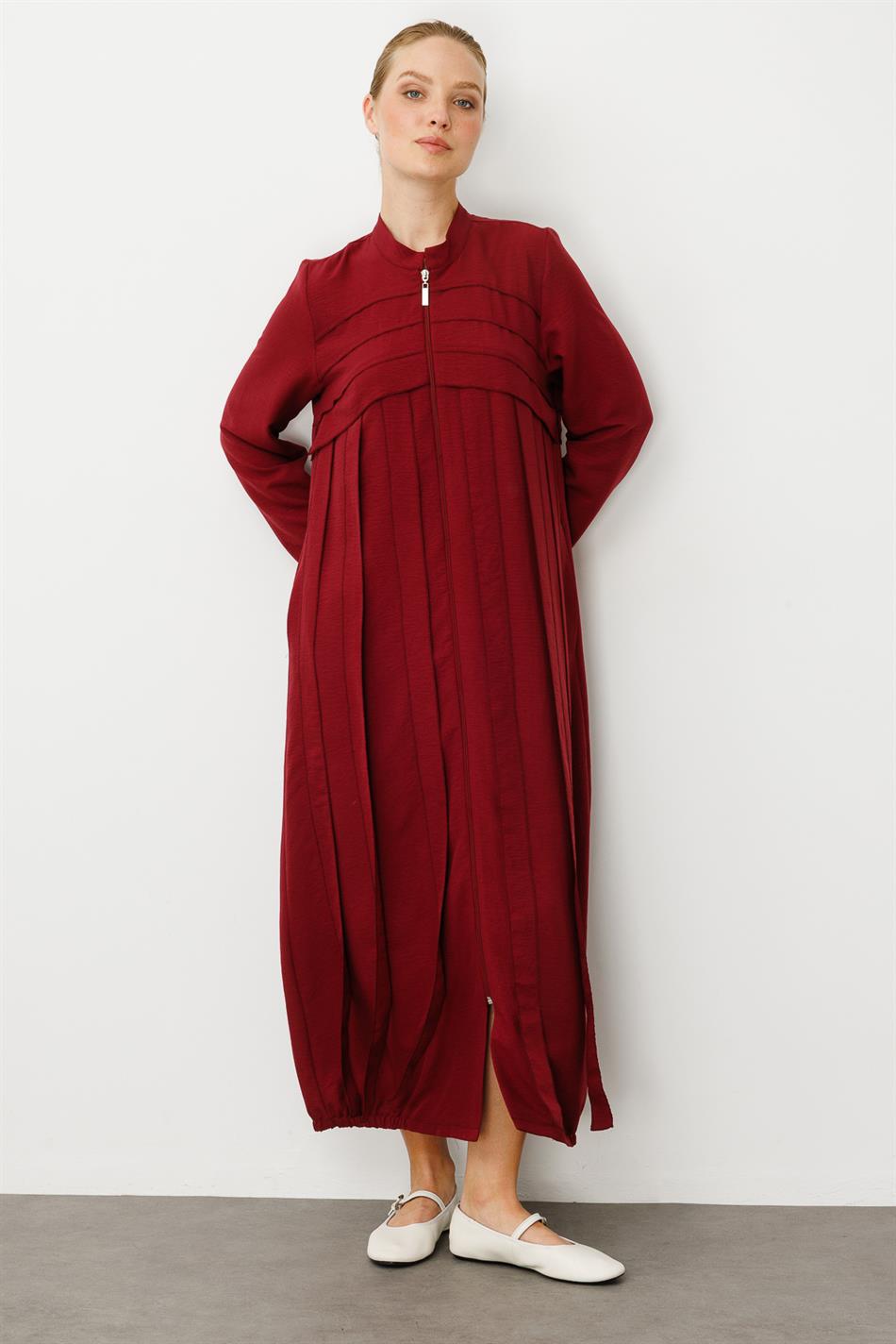 Rouge/ S-delige jurk met handgestikte details / pet - bordeauxrood