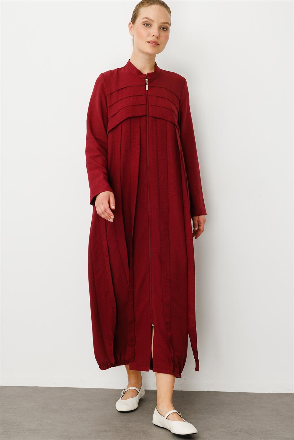Rouge/ S-delige jurk met handgestikte details / pet - bordeauxrood