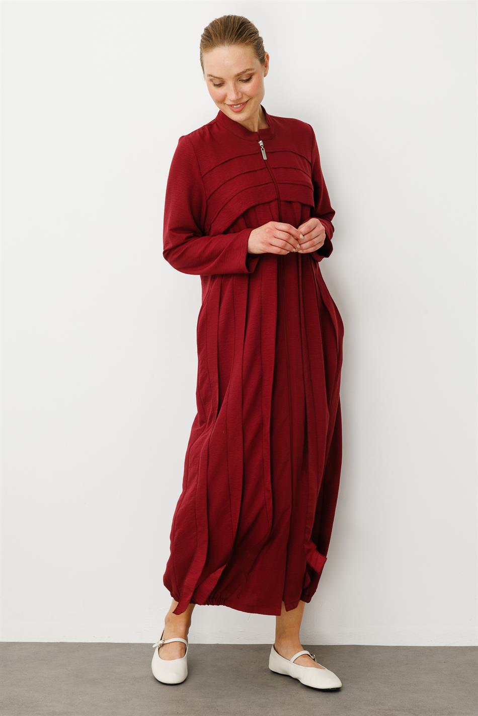 Rouge/ S-delige jurk met handgestikte details / pet - bordeauxrood