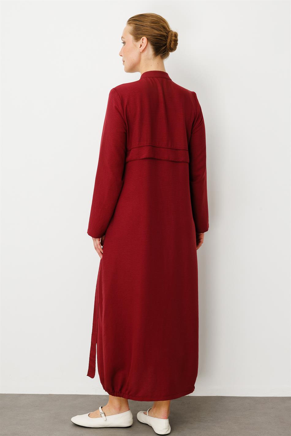 Rouge/ S-delige jurk met handgestikte details / pet - bordeauxrood