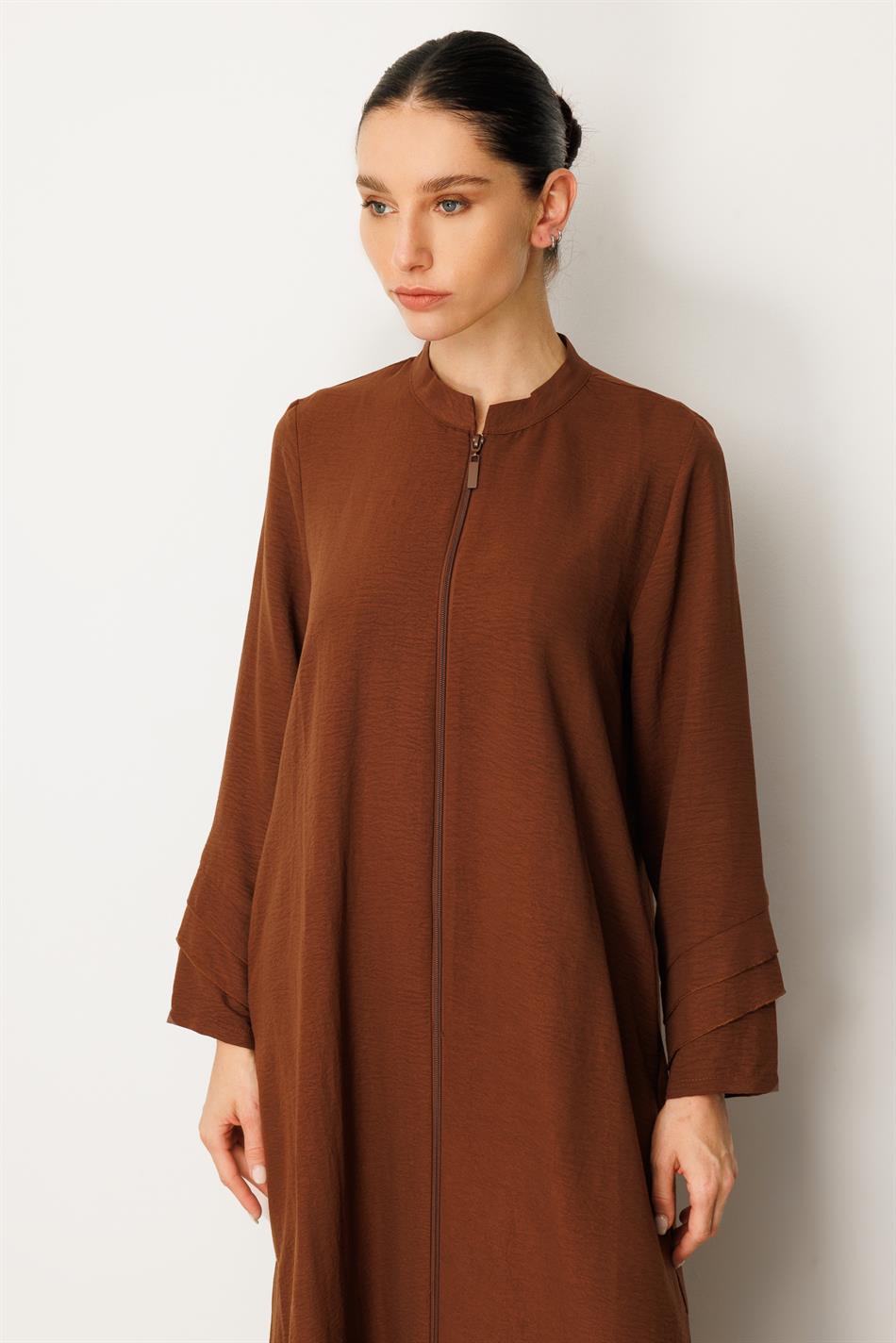 Lichtgewicht, dunne zijden cape met chiffon en sierdetails - Koffiekleur.