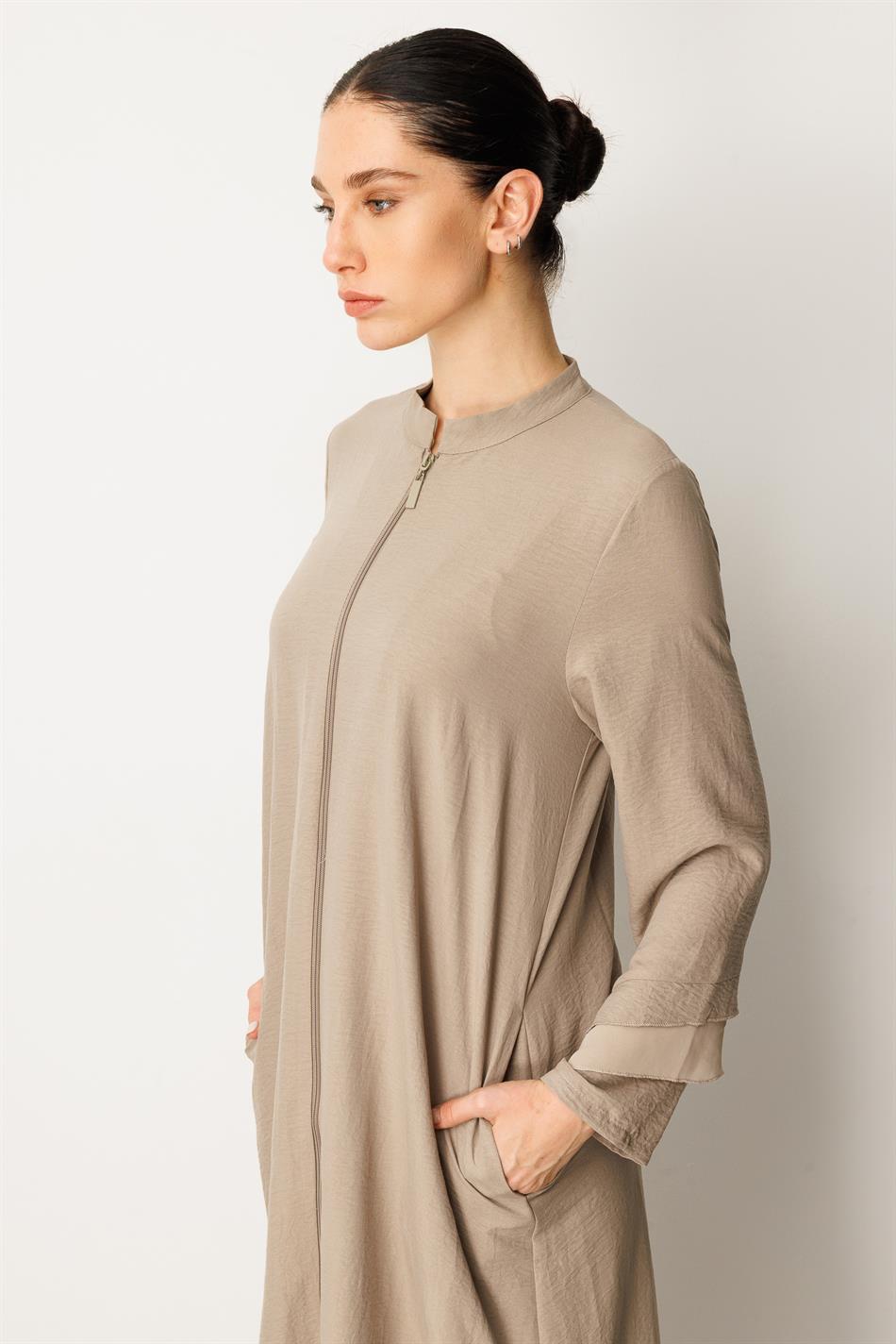 Lichtgewicht, dunne zijden cape met chiffon en sierranden.