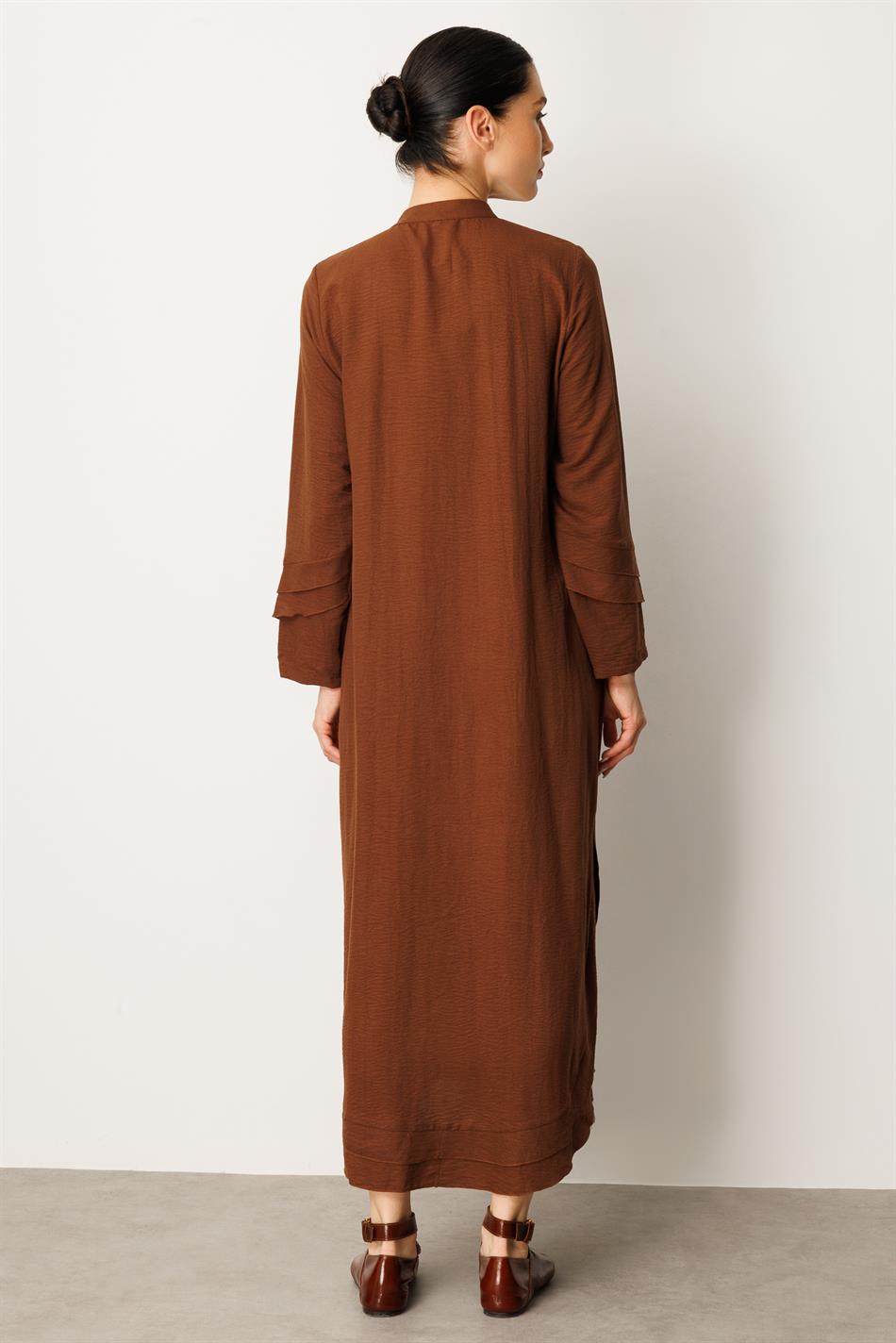 Lichtgewicht, dunne zijden cape met chiffon en sierdetails - Koffiekleur.