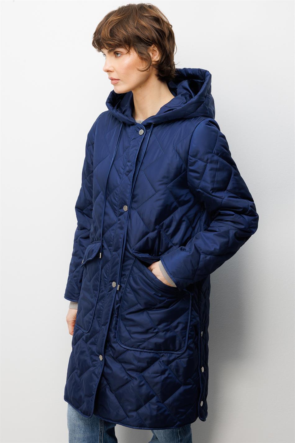 Tijdloze jas met zachte vezelvulling, bijzondere afwerking en voering, plus size marineblauw