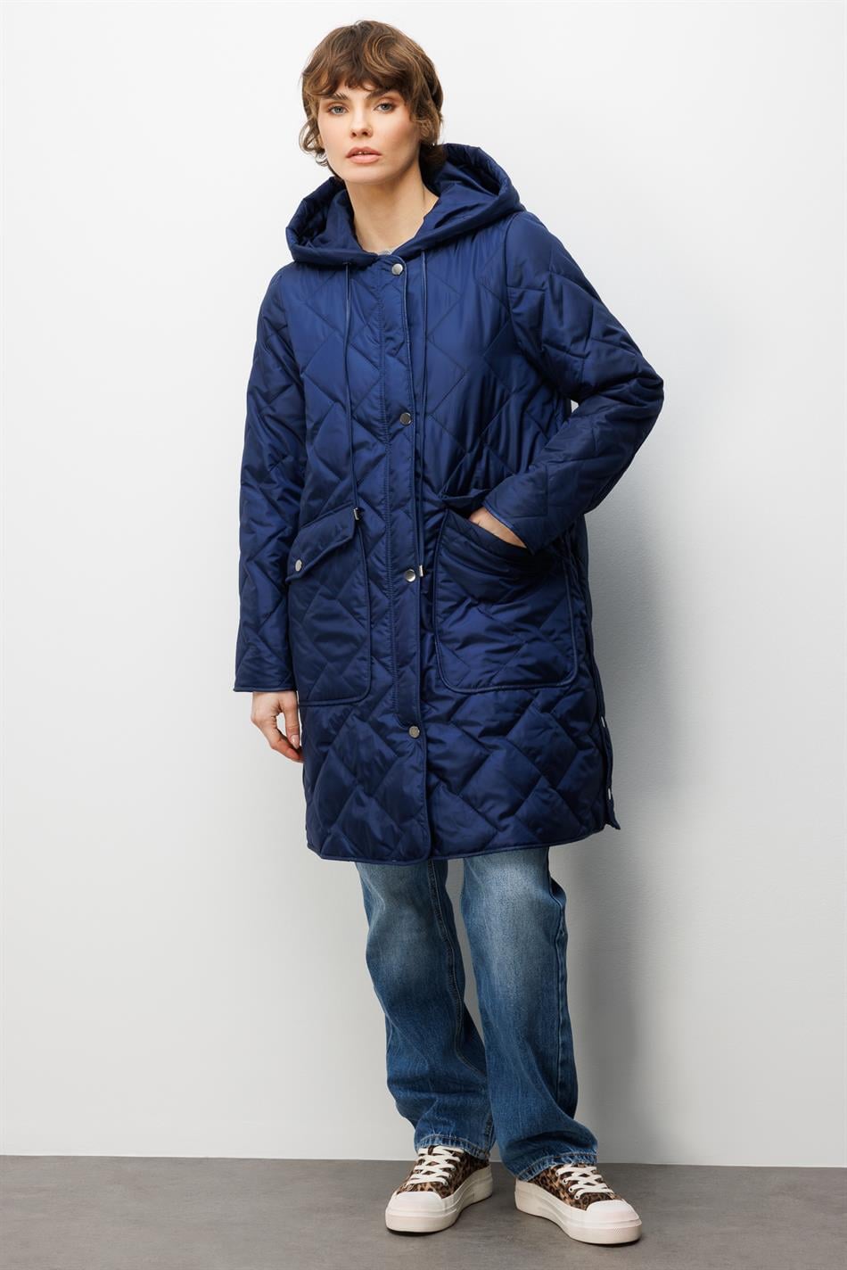 Tijdloze jas met zachte vezelvulling, bijzondere afwerking en voering, plus size marineblauw