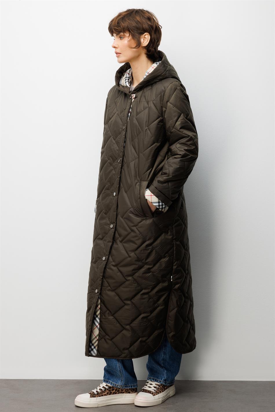 Weichfasergefüllter, besonders detailreicher, gefütterter, zeitloser Mantel Plus – Khaki