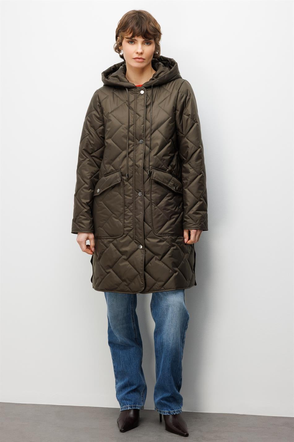 Zachte, met vezels gevulde, speciaal gedetailleerde, gevoerde, tijdloze jas in kaki