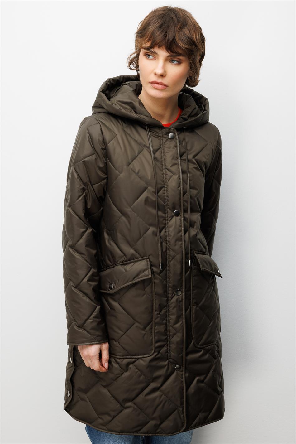 Zachte, met vezels gevulde, speciaal gedetailleerde, gevoerde, tijdloze jas in kaki