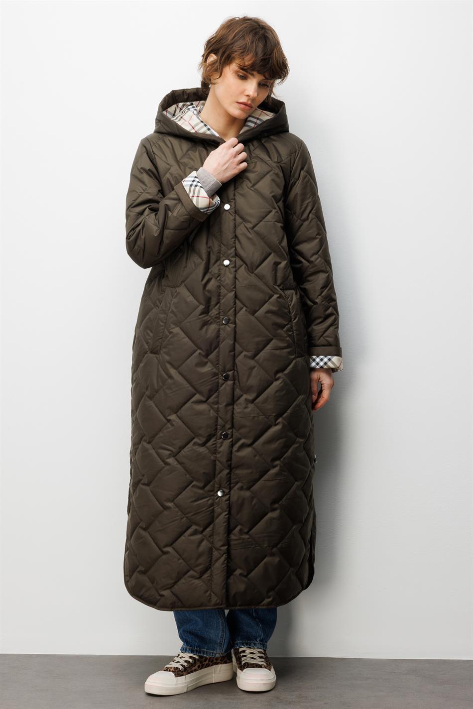 Weichfasergefüllter, besonders detailreicher, gefütterter, zeitloser Mantel Plus – Khaki