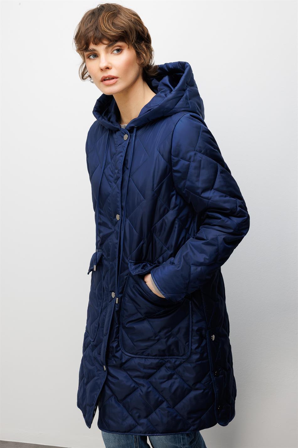 Tijdloze jas met zachte vezelvulling, bijzondere afwerking en voering, plus size marineblauw