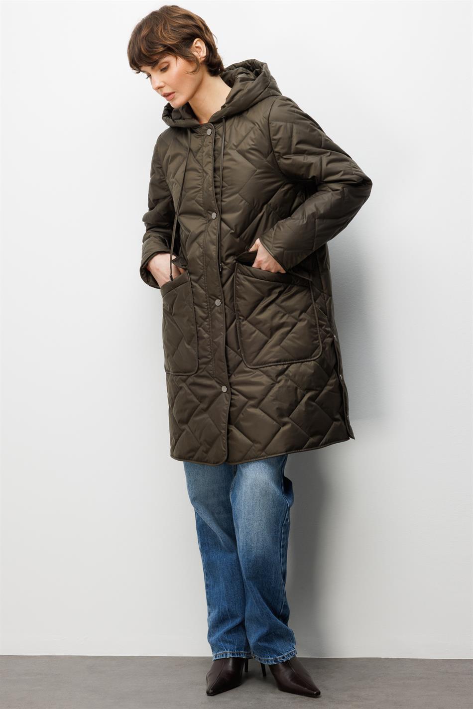 Zachte, met vezels gevulde, speciaal gedetailleerde, gevoerde, tijdloze jas in kaki