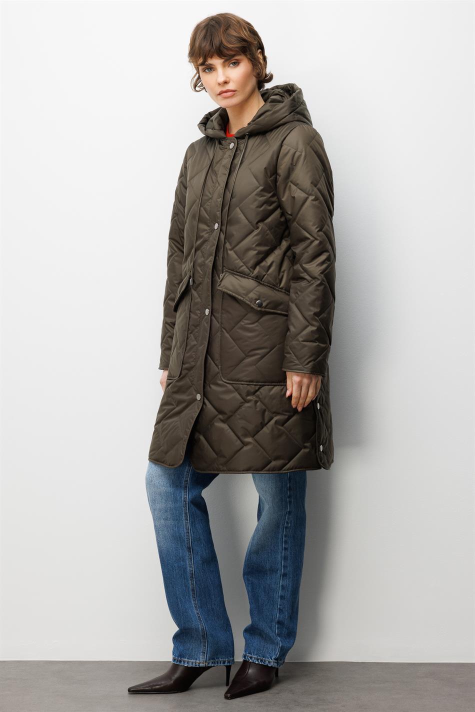 Zachte, met vezels gevulde, speciaal gedetailleerde, gevoerde, tijdloze jas in kaki