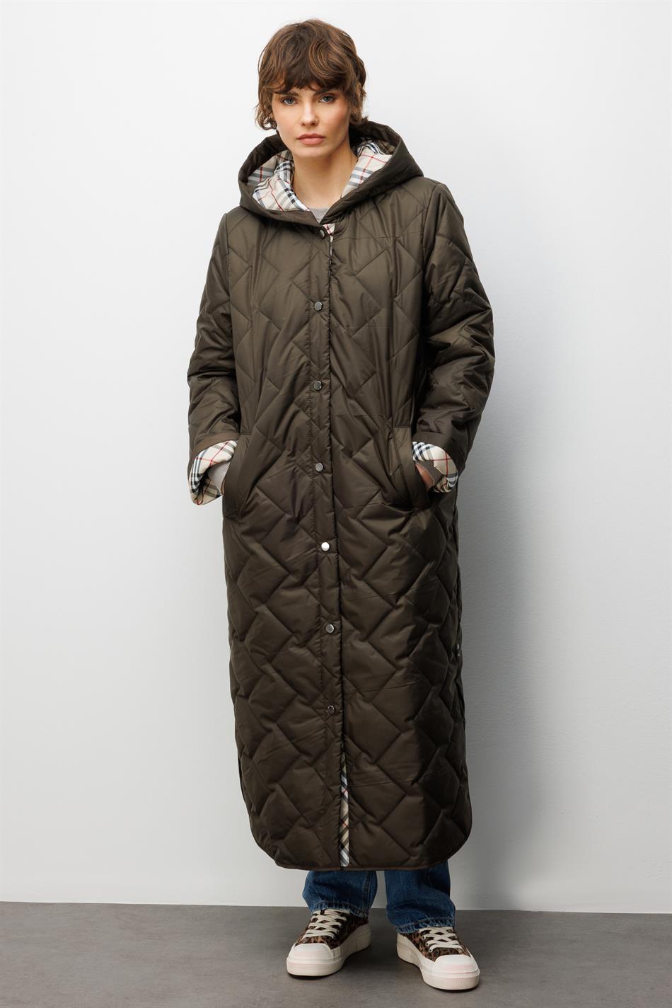 Weichfasergefüllter, besonders detailreicher, gefütterter, zeitloser Mantel Plus – Khaki