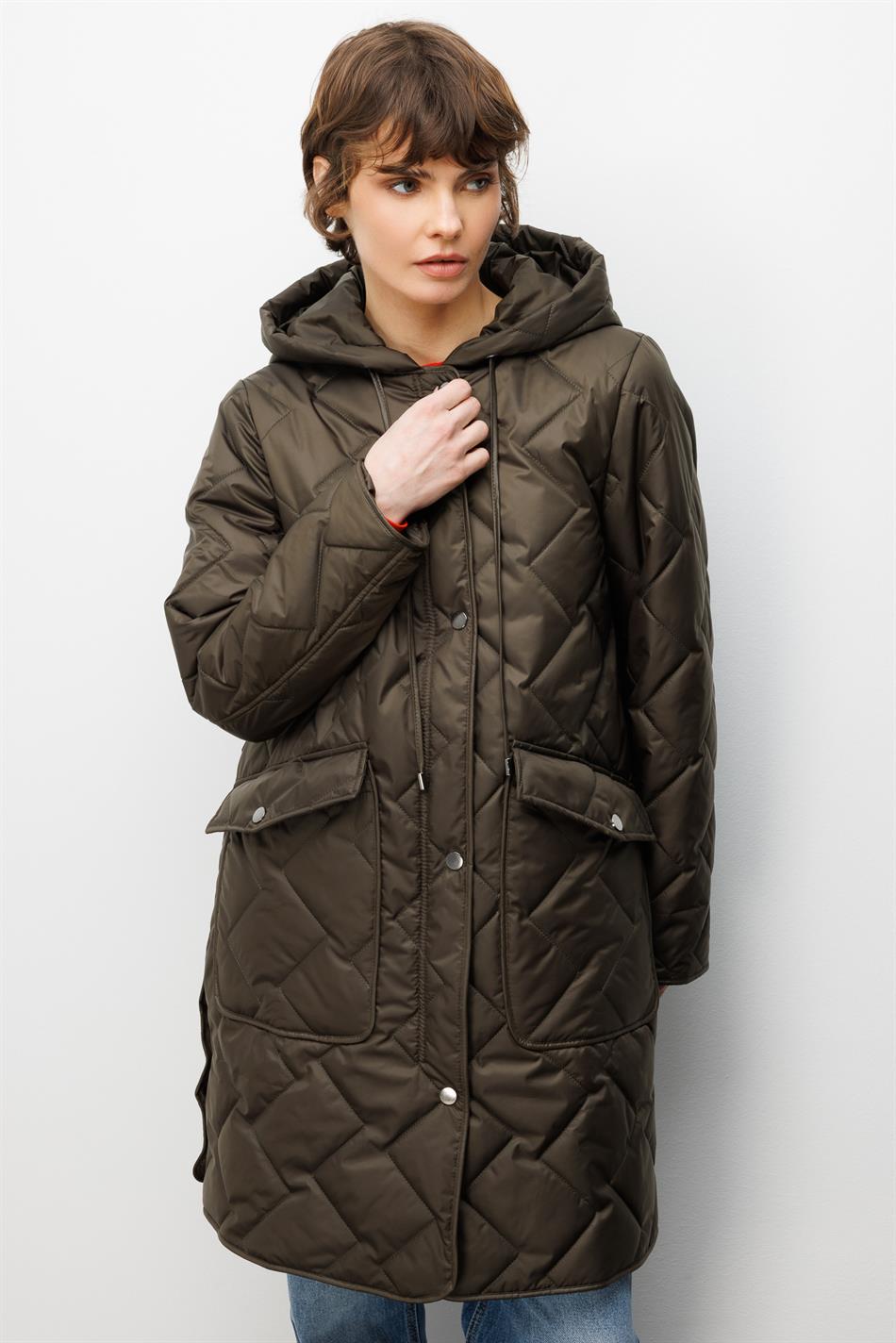 Zachte, met vezels gevulde, speciaal gedetailleerde, gevoerde, tijdloze jas in kaki