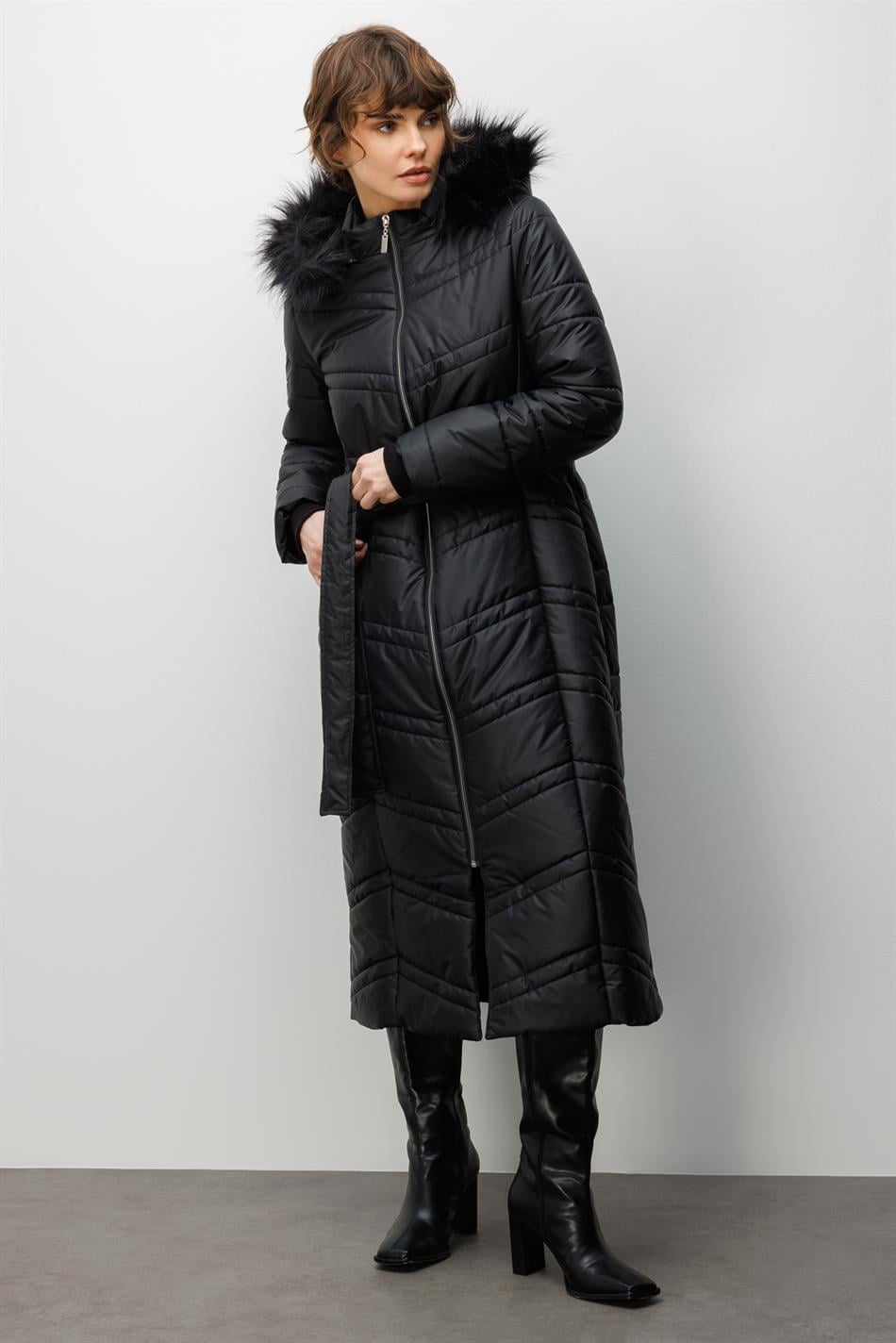 Soft Elyaf Dolgulu Peluş Detaylı Astarlı Zamansız Kaban Manto-Siyah