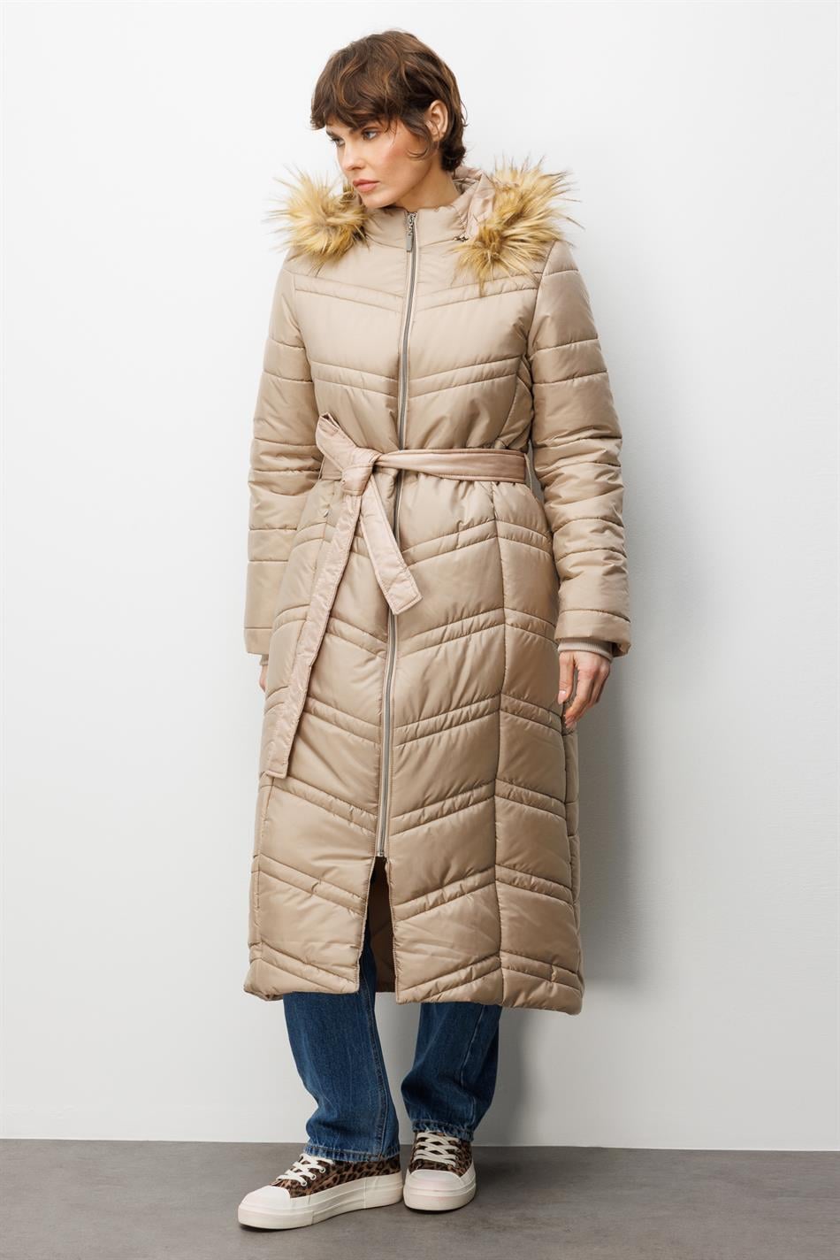 Soft Elyaf Dolgulu Peluş Detaylı Astarlı Zamansız Kaban Manto-Taş