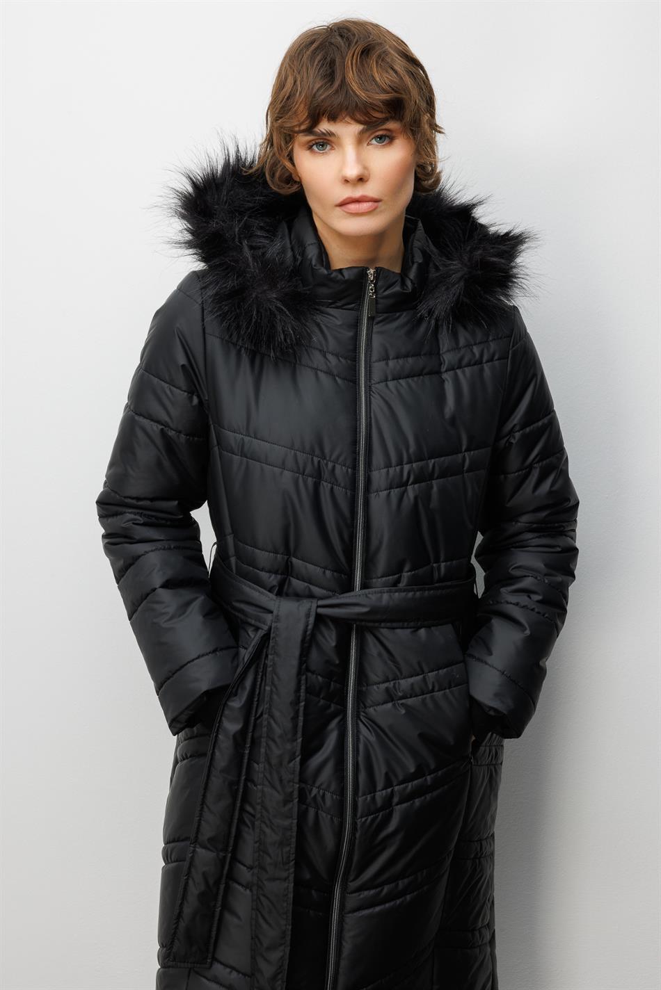 Soft Elyaf Dolgulu Peluş Detaylı Astarlı Zamansız Kaban Manto-Siyah