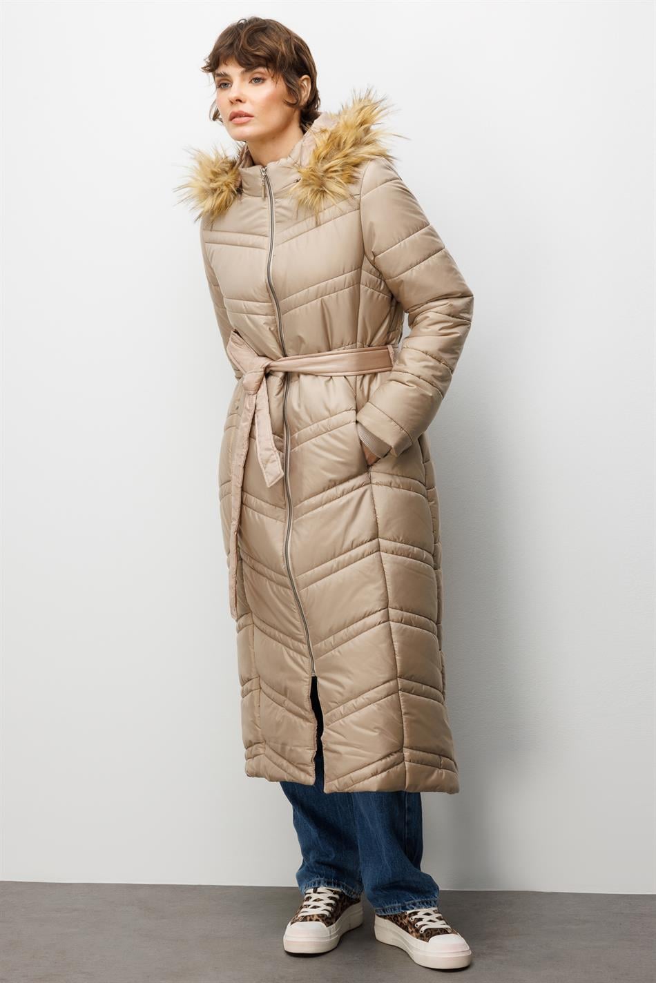 Soft Elyaf Dolgulu Peluş Detaylı Astarlı Zamansız Kaban Manto-Taş