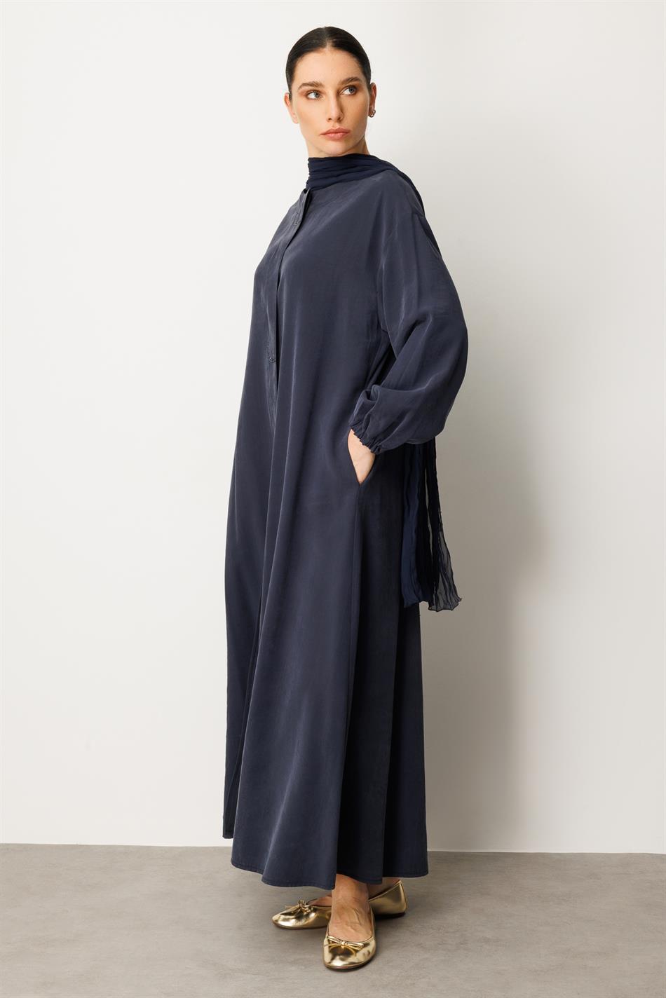 Ön tərəfində daş bəzəkli və şal detallı yumşaq modal parça Abaya - Tünd göy