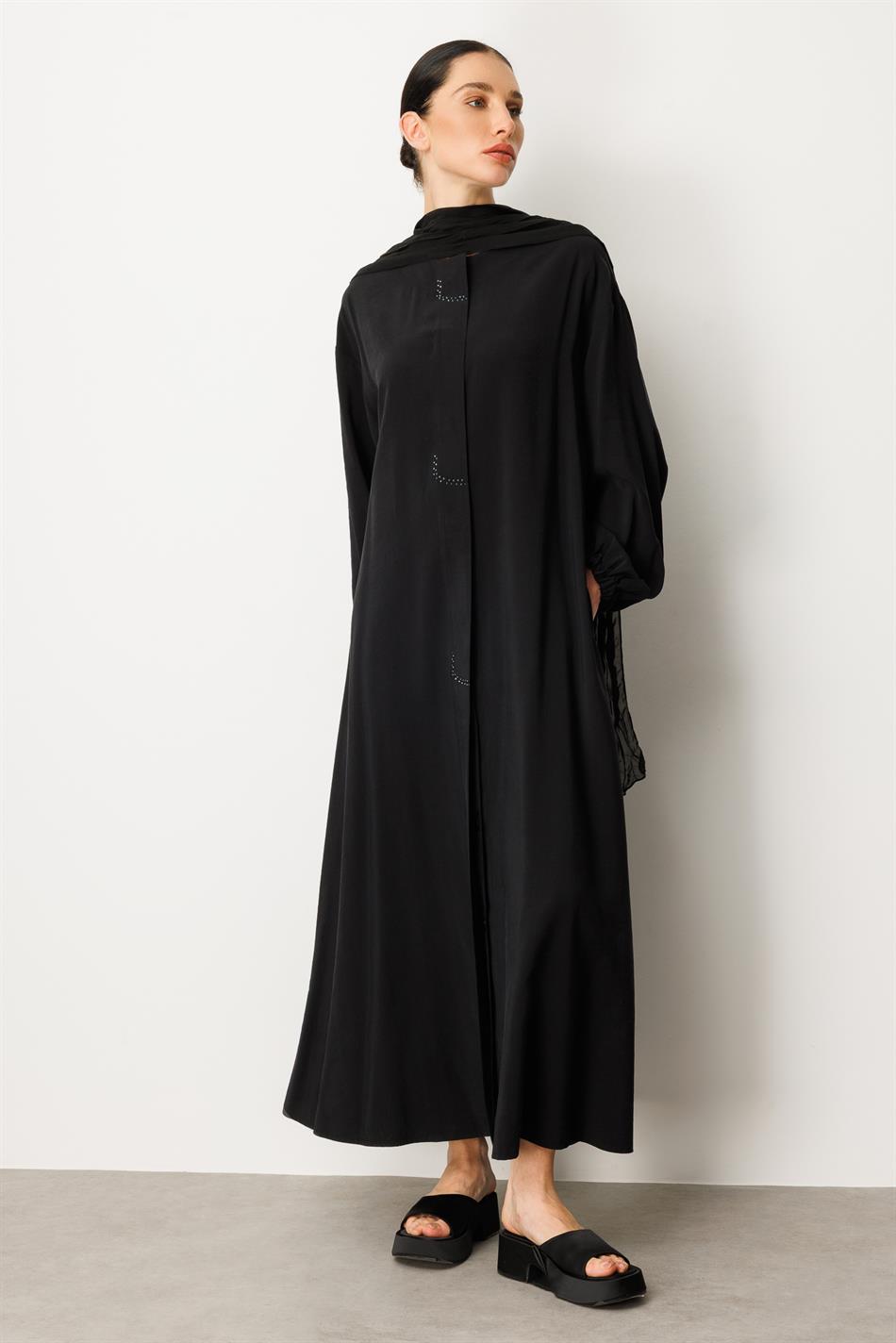 Ön tərəfində daş bəzəkli və şal detallı yumşaq modal parça abaya - qara