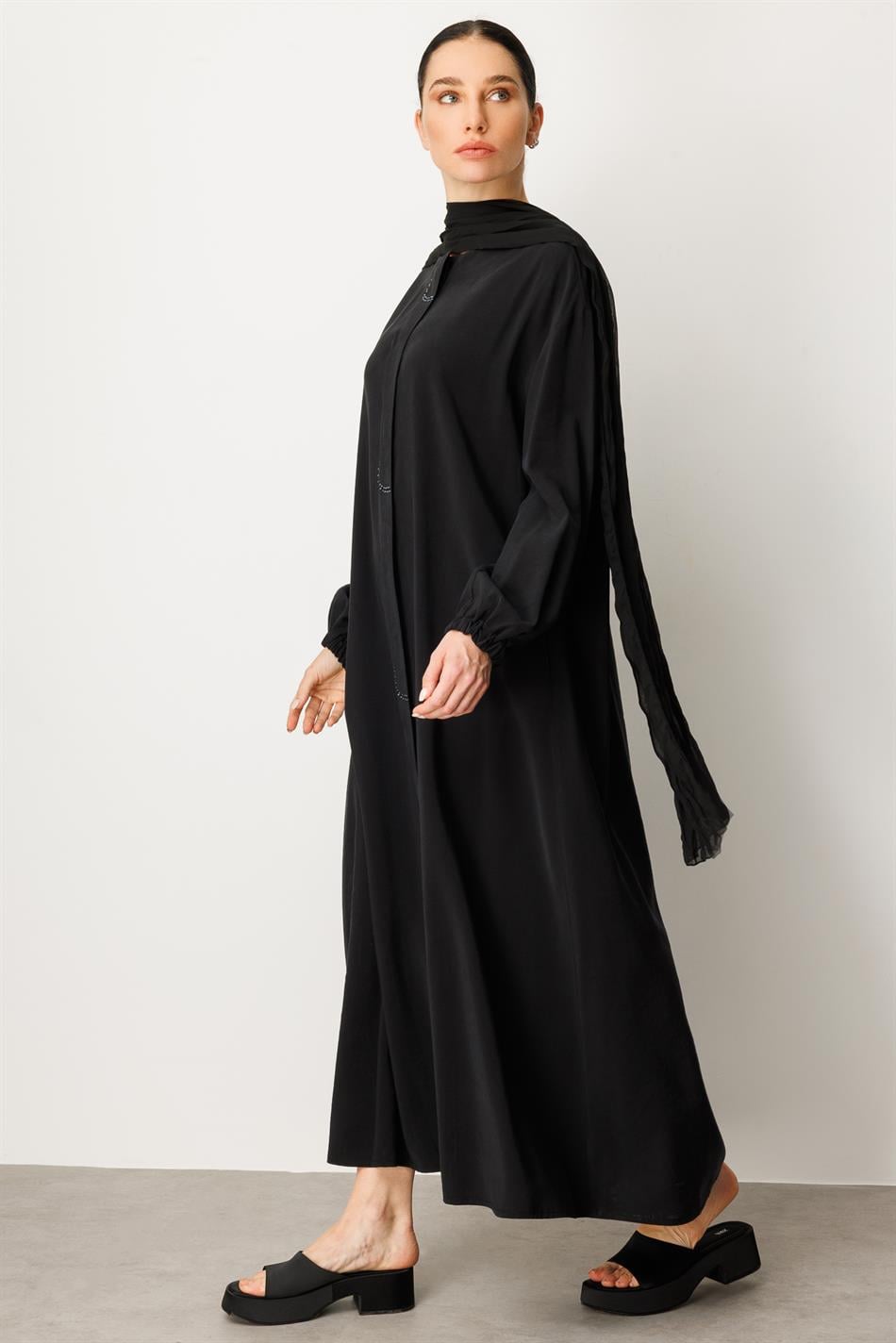 Ön tərəfində daş bəzəkli və şal detallı yumşaq modal parça abaya - qara