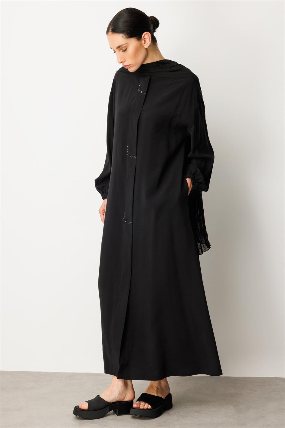 Ön tərəfində daş bəzəkli və şal detallı yumşaq modal parça abaya - qara