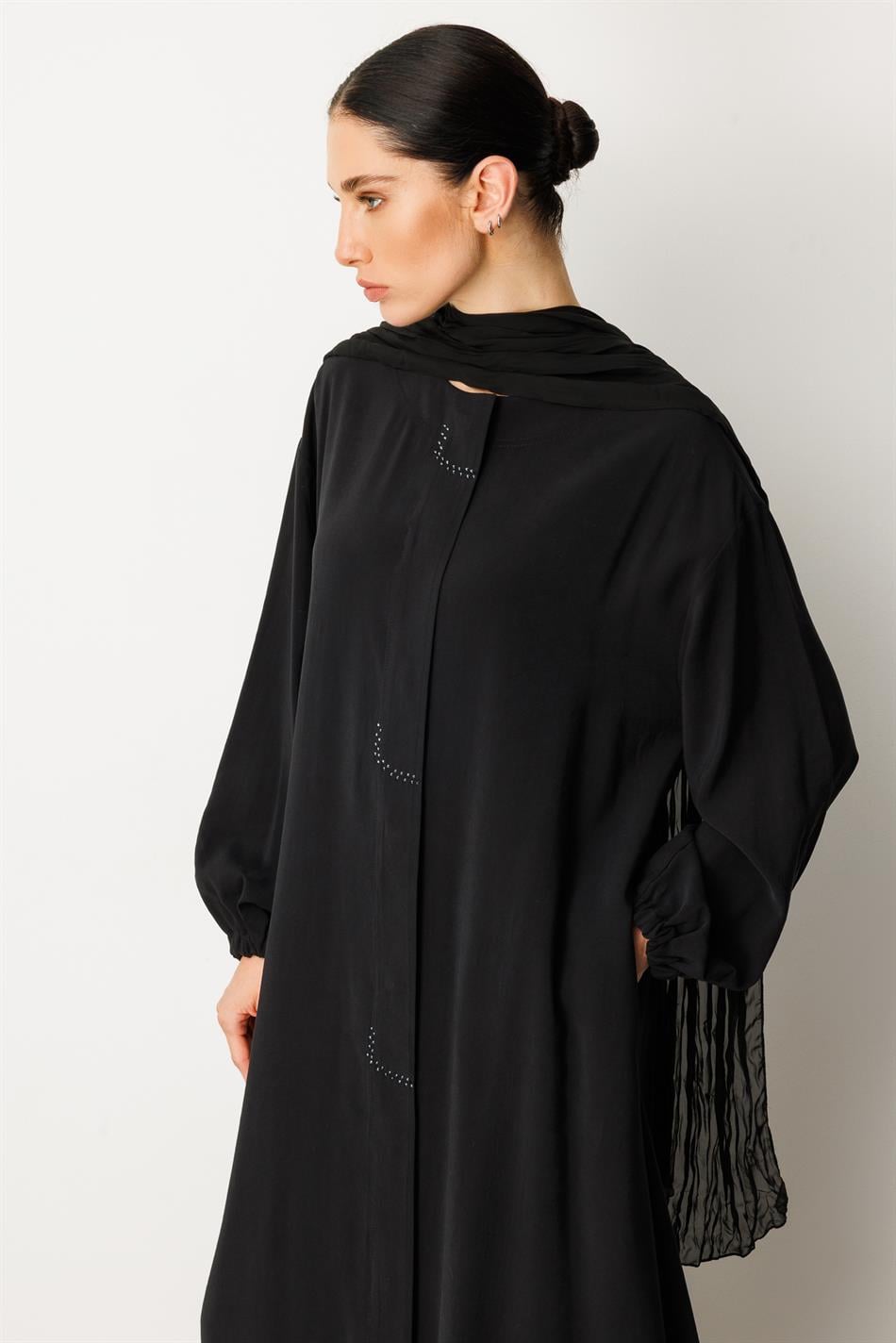 Ön tərəfində daş bəzəkli və şal detallı yumşaq modal parça abaya - qara