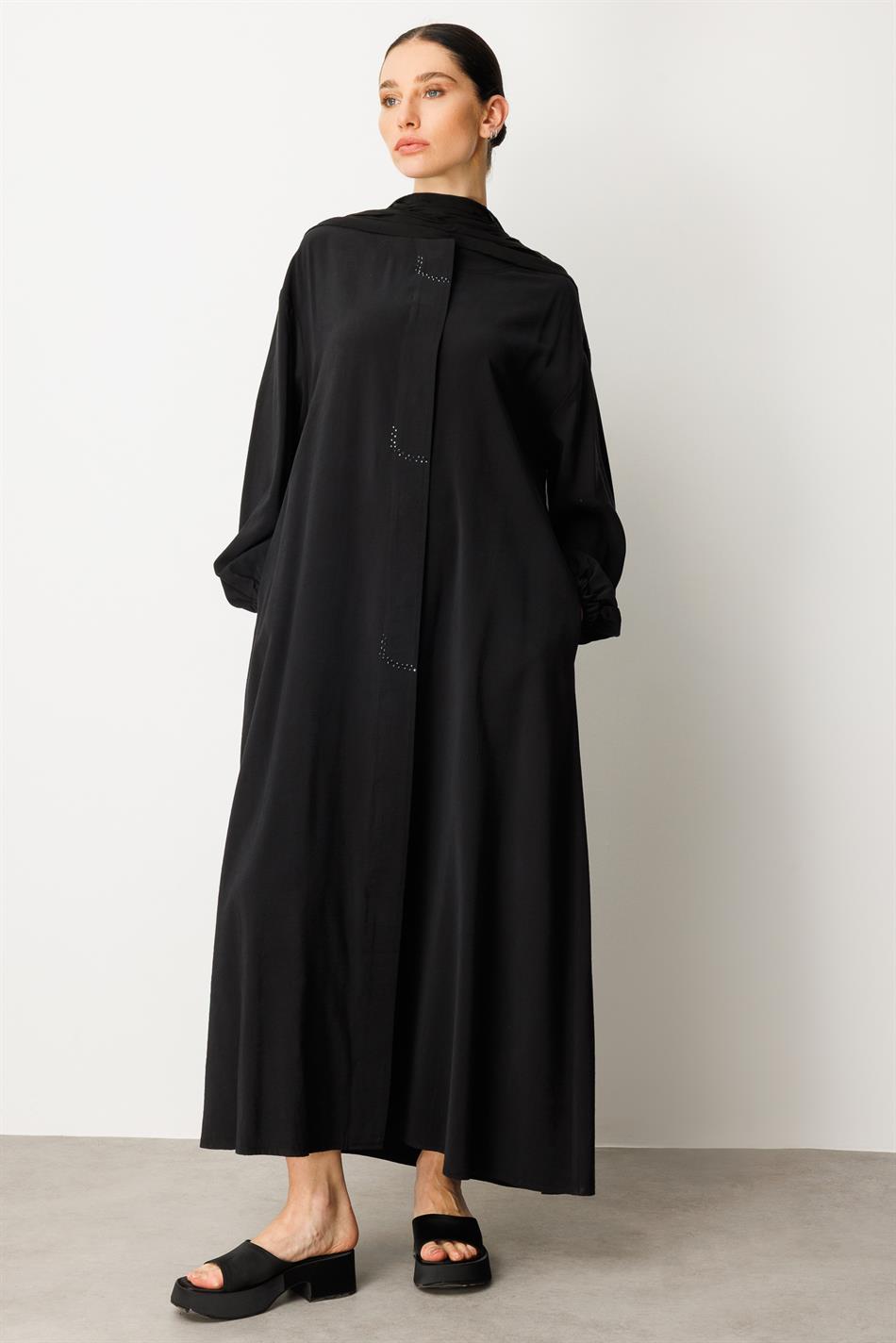 Ön tərəfində daş bəzəkli və şal detallı yumşaq modal parça abaya - qara