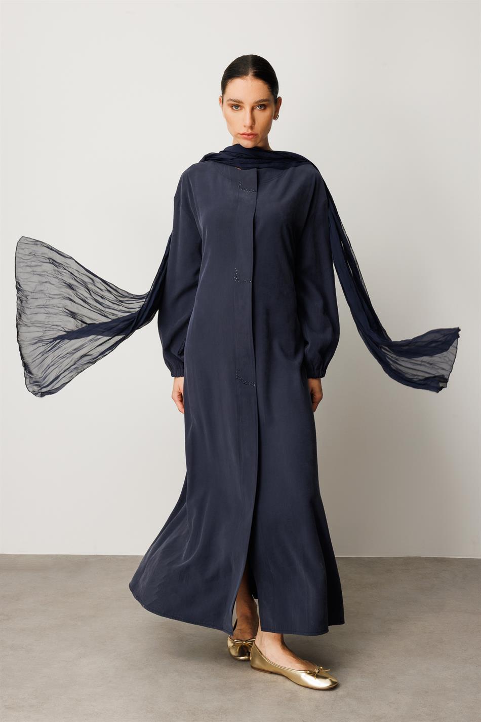 Ön tərəfində daş bəzəkli və şal detallı yumşaq modal parça Abaya - Tünd göy