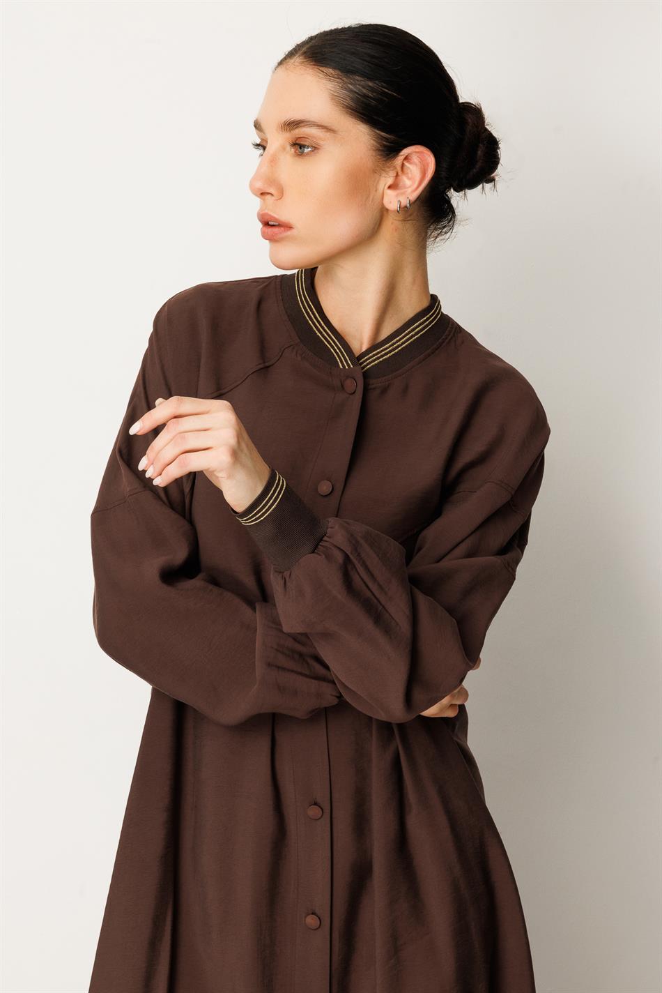 Zachte modal jurk met geribbelde mouwen en kraag - Bruin