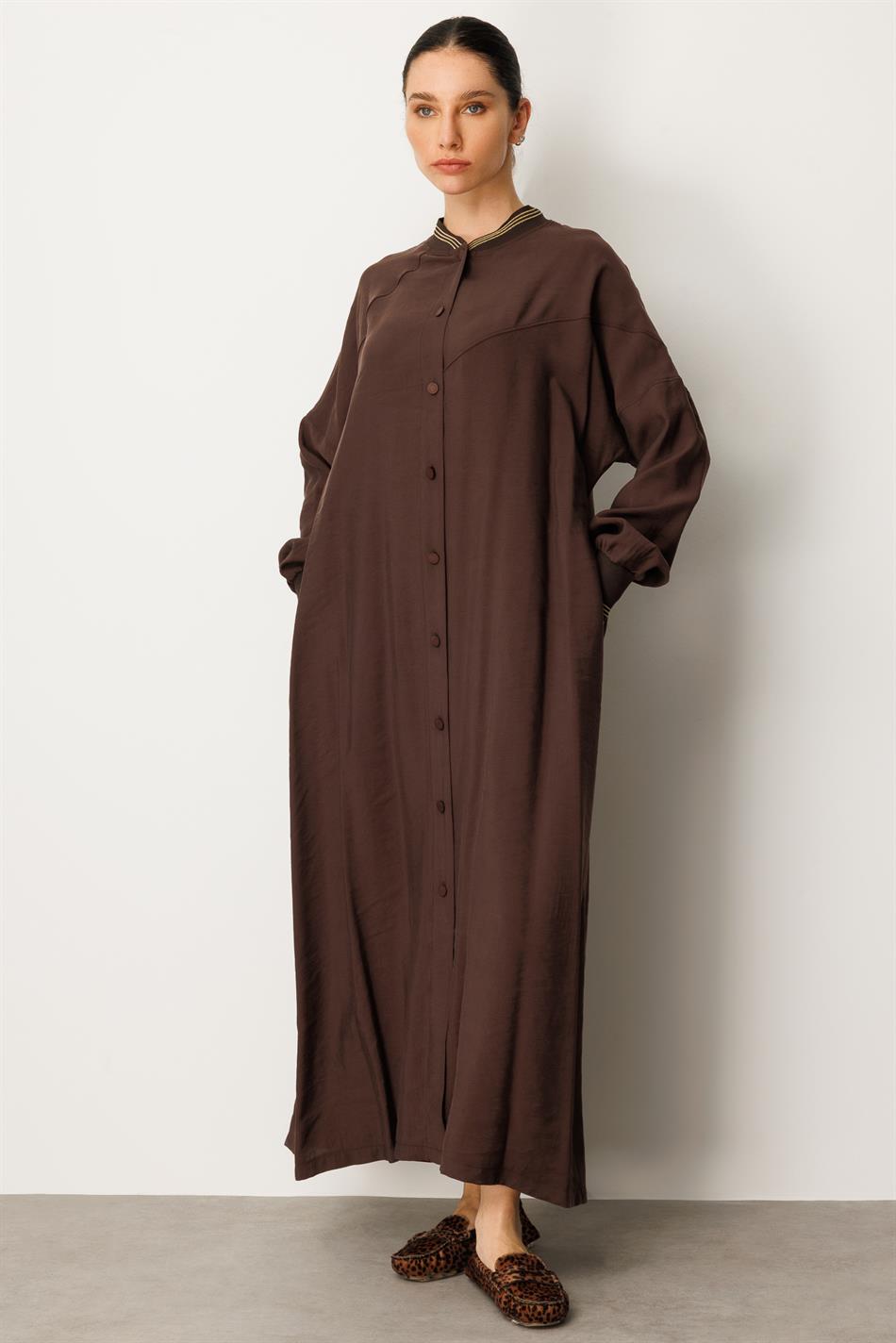 Zachte modal jurk met geribbelde mouwen en kraag - Bruin