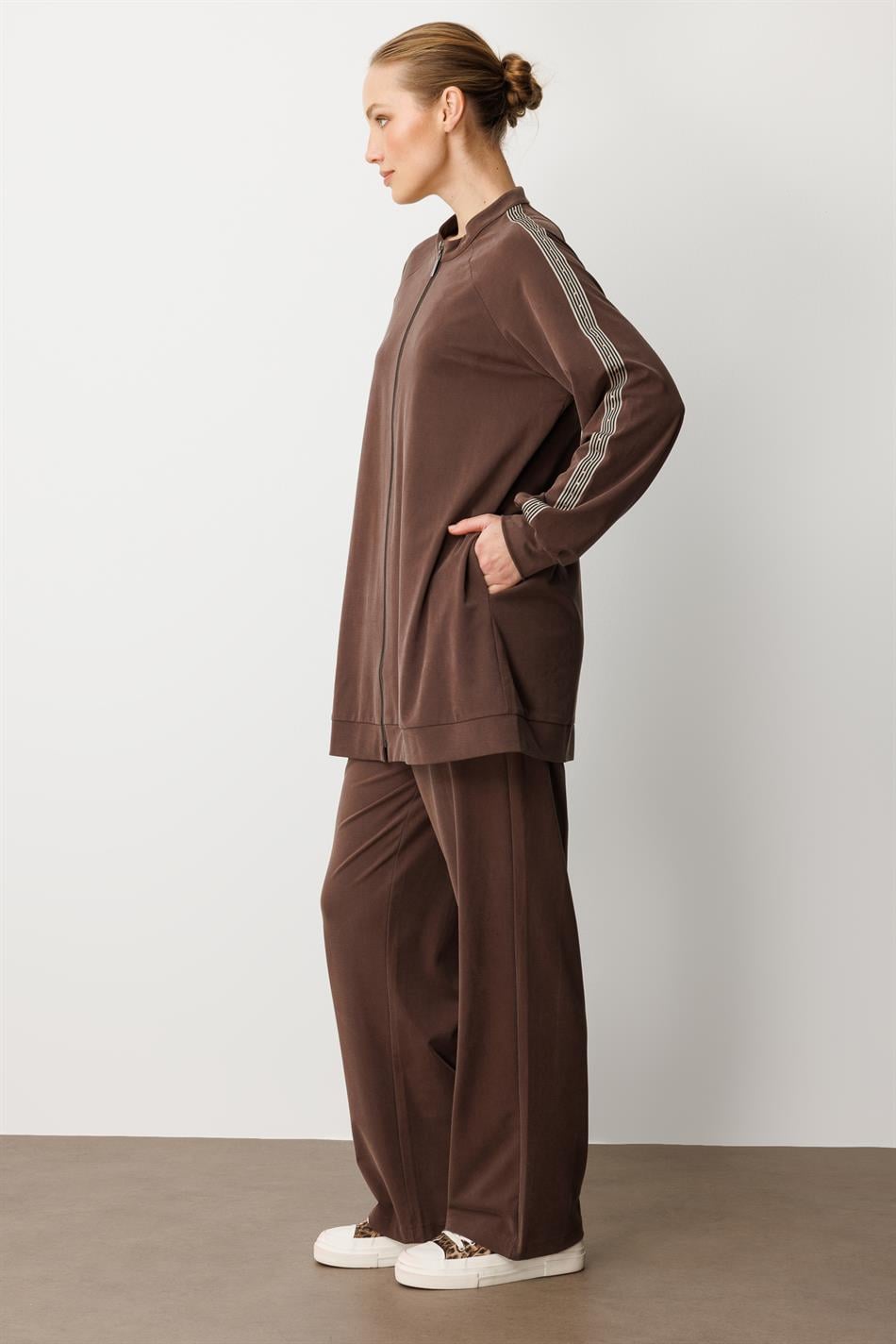 Zachte modal gebreide stof (55% natuurlijke micel) broekenset met afwerking - Koffie