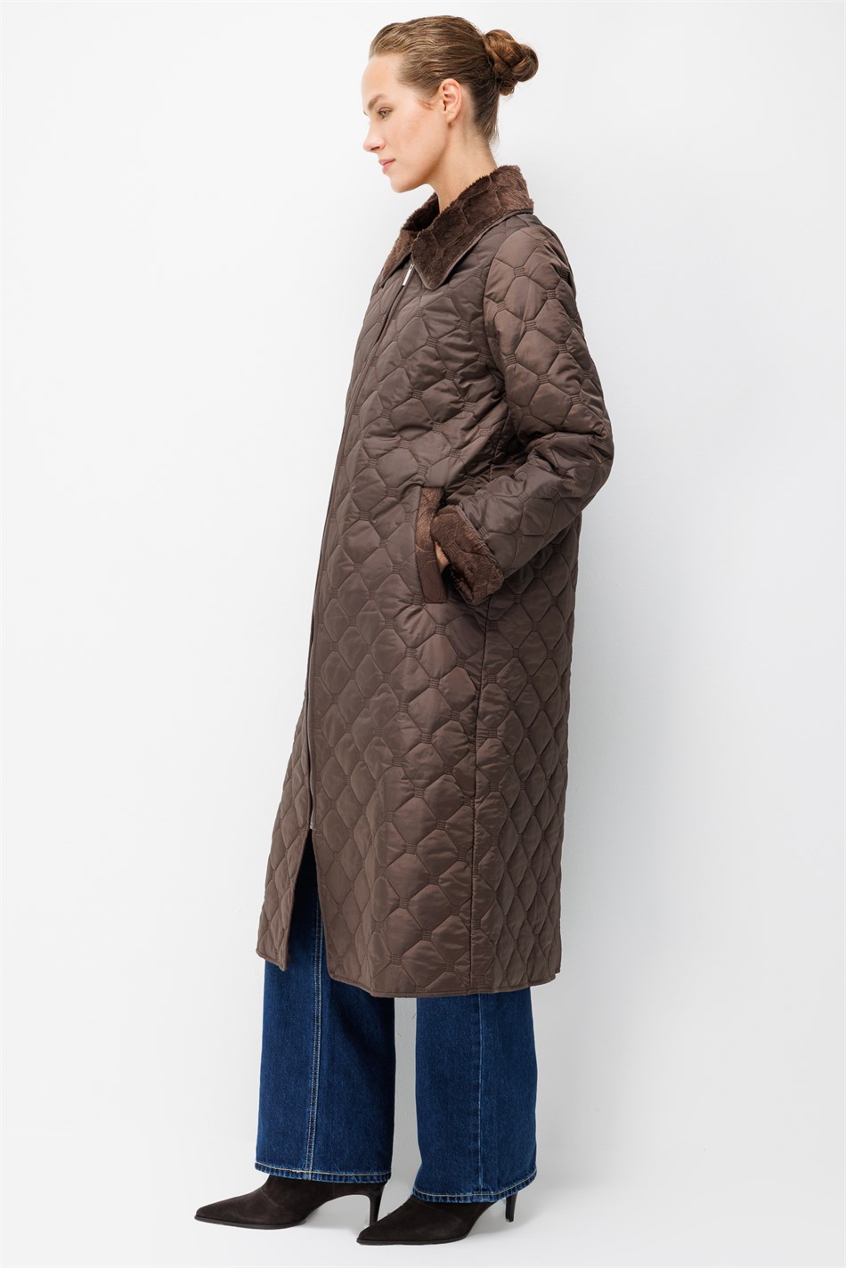 Zachte pluche binnenlaag en speciaal geborduurd patroon. Dunne, lichtgewicht, tijdloze, op maat gemaakte jas/blazer - Koffie