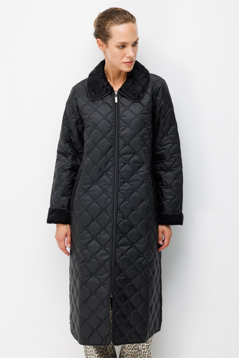 Zachte pluche binnenlaag en speciaal geborduurd patroon. Dunne, lichtgewicht, tijdloze, op maat gemaakte jas/blazer - zwart