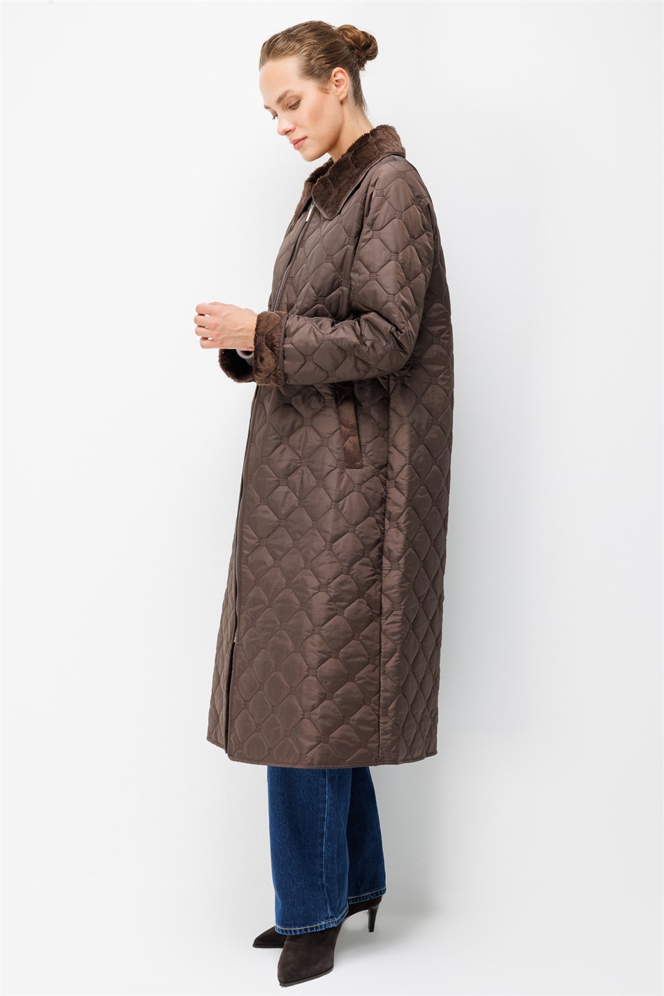 Zachte pluche binnenlaag en speciaal geborduurd patroon. Dunne, lichtgewicht, tijdloze, op maat gemaakte jas/blazer - Koffie
