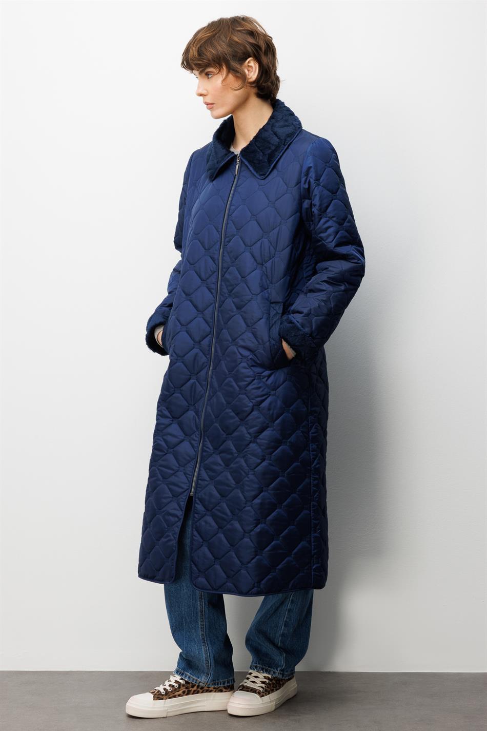 Soft Peluş İç Katman ve Özel Nakış Desenli İnce Hafif Zamansız Özel Üretim Kaban Manto-Laci