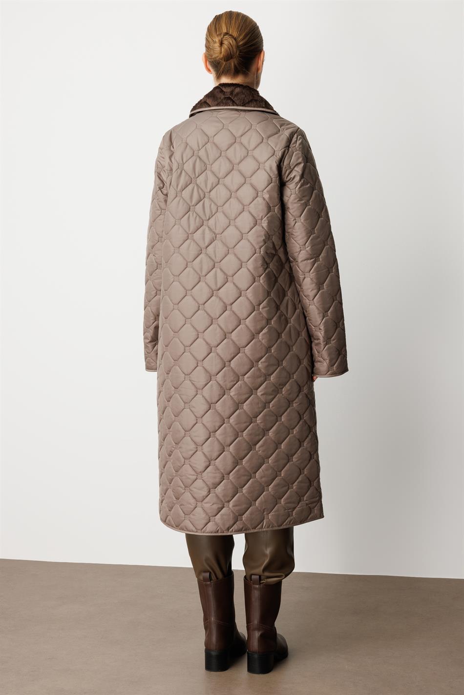 Soft Peluş İç Katman ve Özel Nakış Desenli İnce Hafif Zamansız Özel Üretim Kaban Manto-Vizon