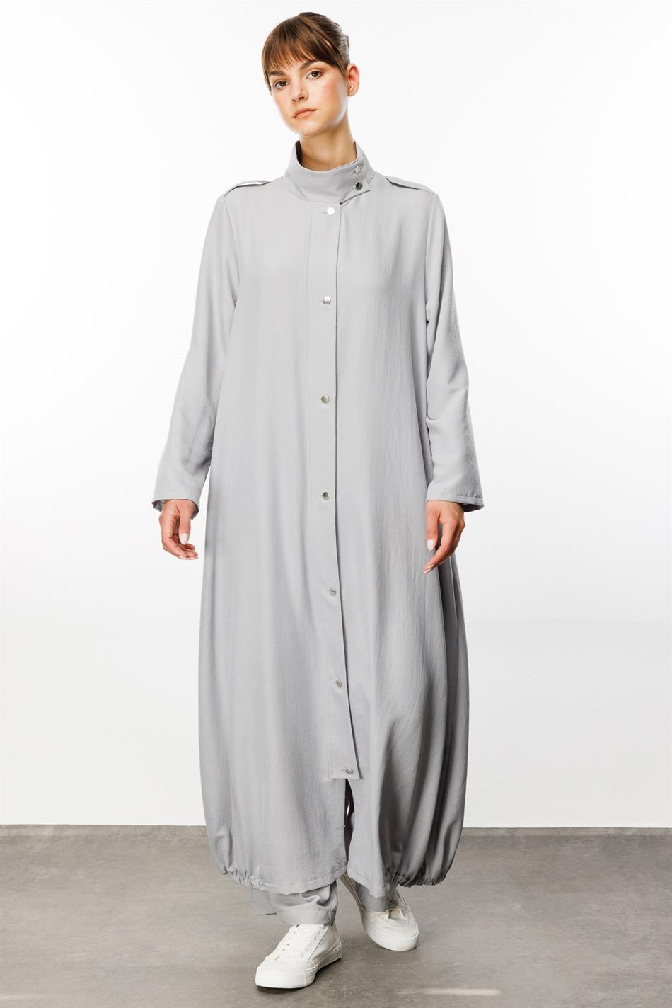 Spoza İpekçe Doku Düğme Aksesuarlı Çok Yönlü Kullanım İmkanı Sunan Kap  Elbise Ferace-Gri