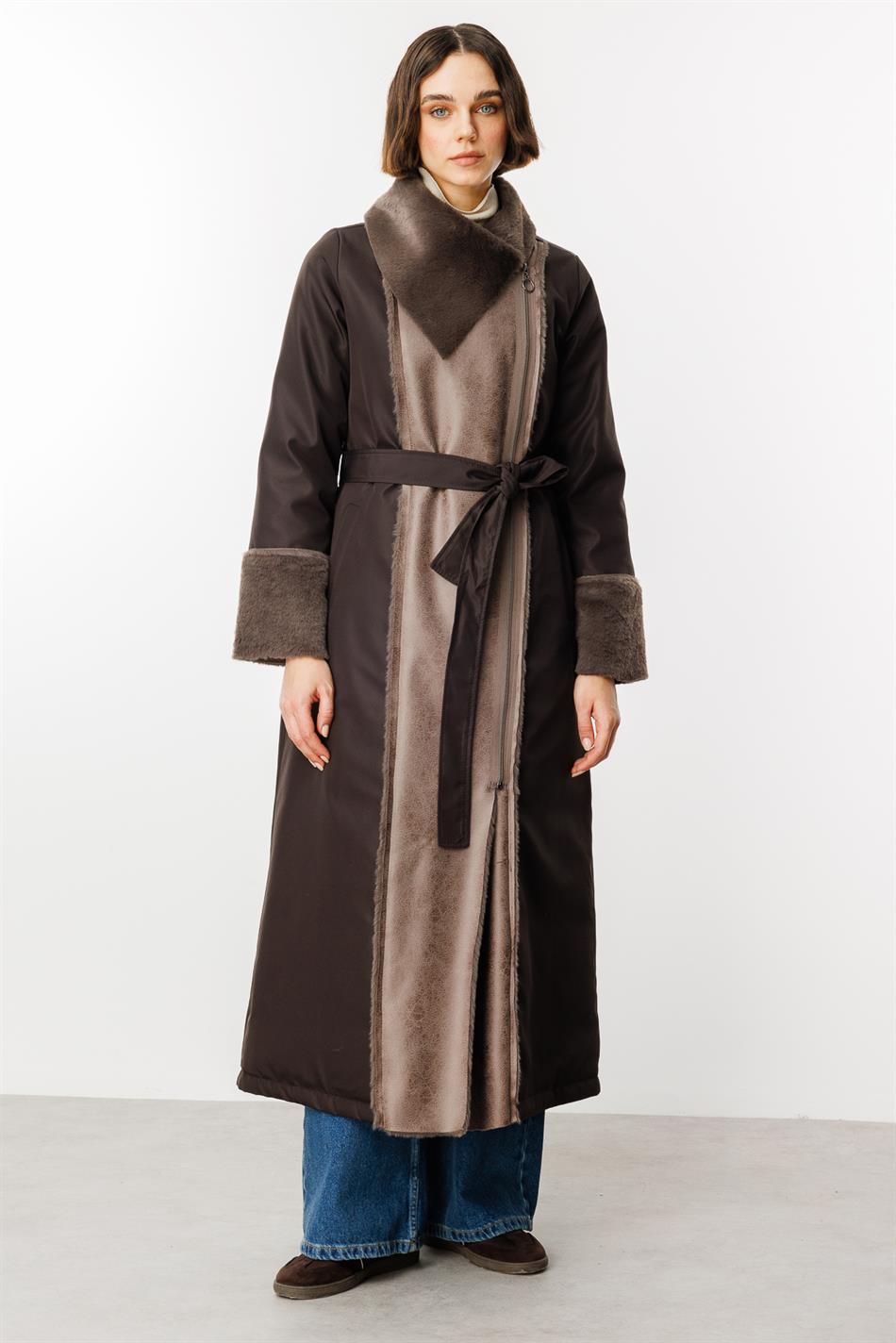 Wattierter Sportmantel mit Kunstleder- und weichen Pelzdetails – Braun