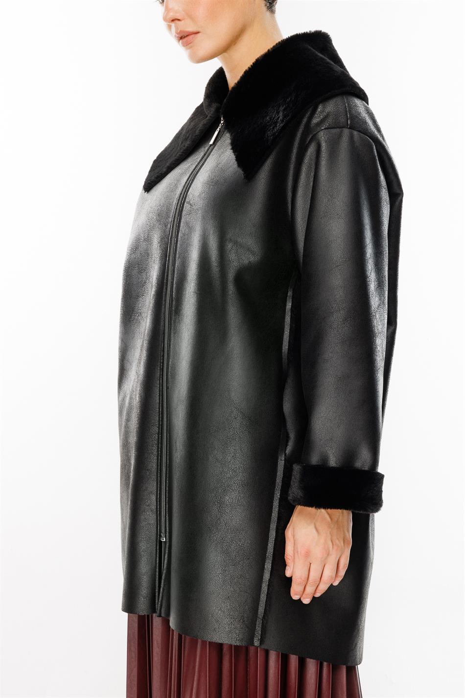 Middellange, sportieve trenchcoat tot halverwege de heup met laminering van imitatieleer en zacht bont - Zwart