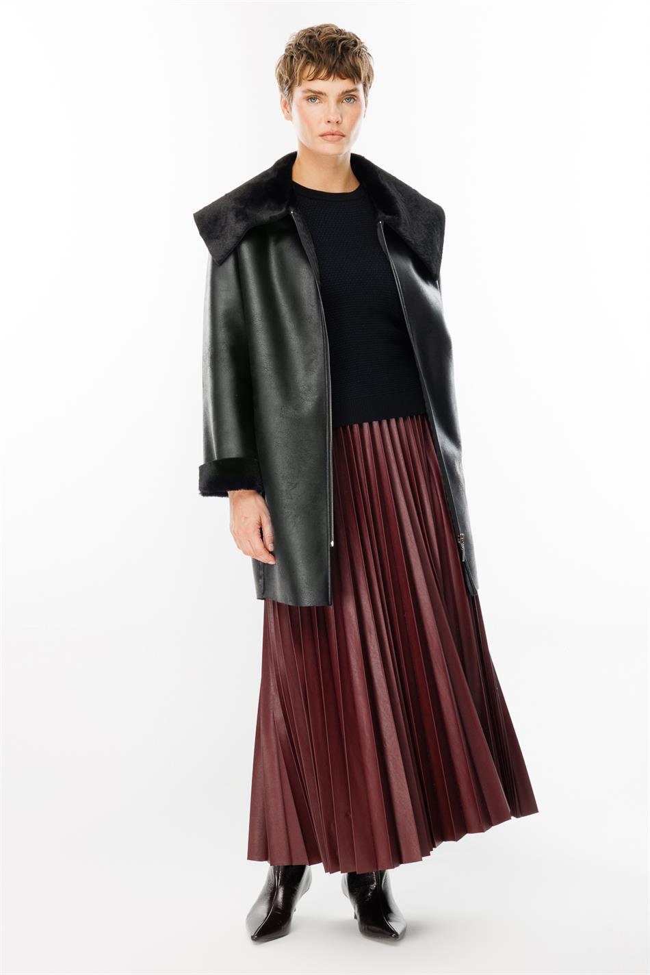 Middellange, sportieve trenchcoat tot halverwege de heup met laminering van imitatieleer en zacht bont - Zwart