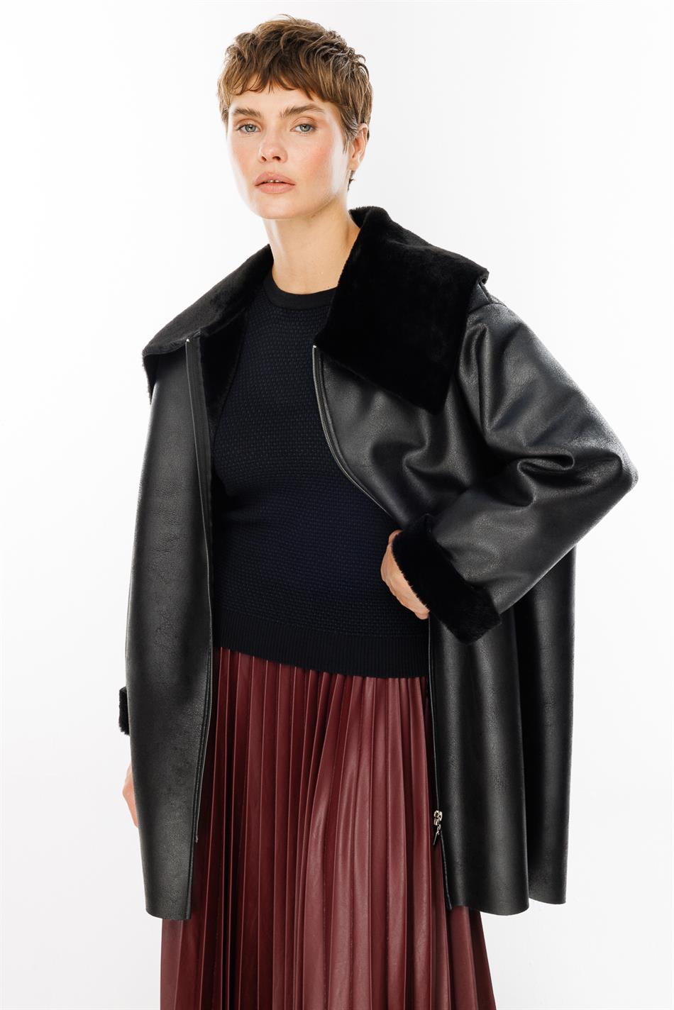 Middellange, sportieve trenchcoat tot halverwege de heup met laminering van imitatieleer en zacht bont - Zwart