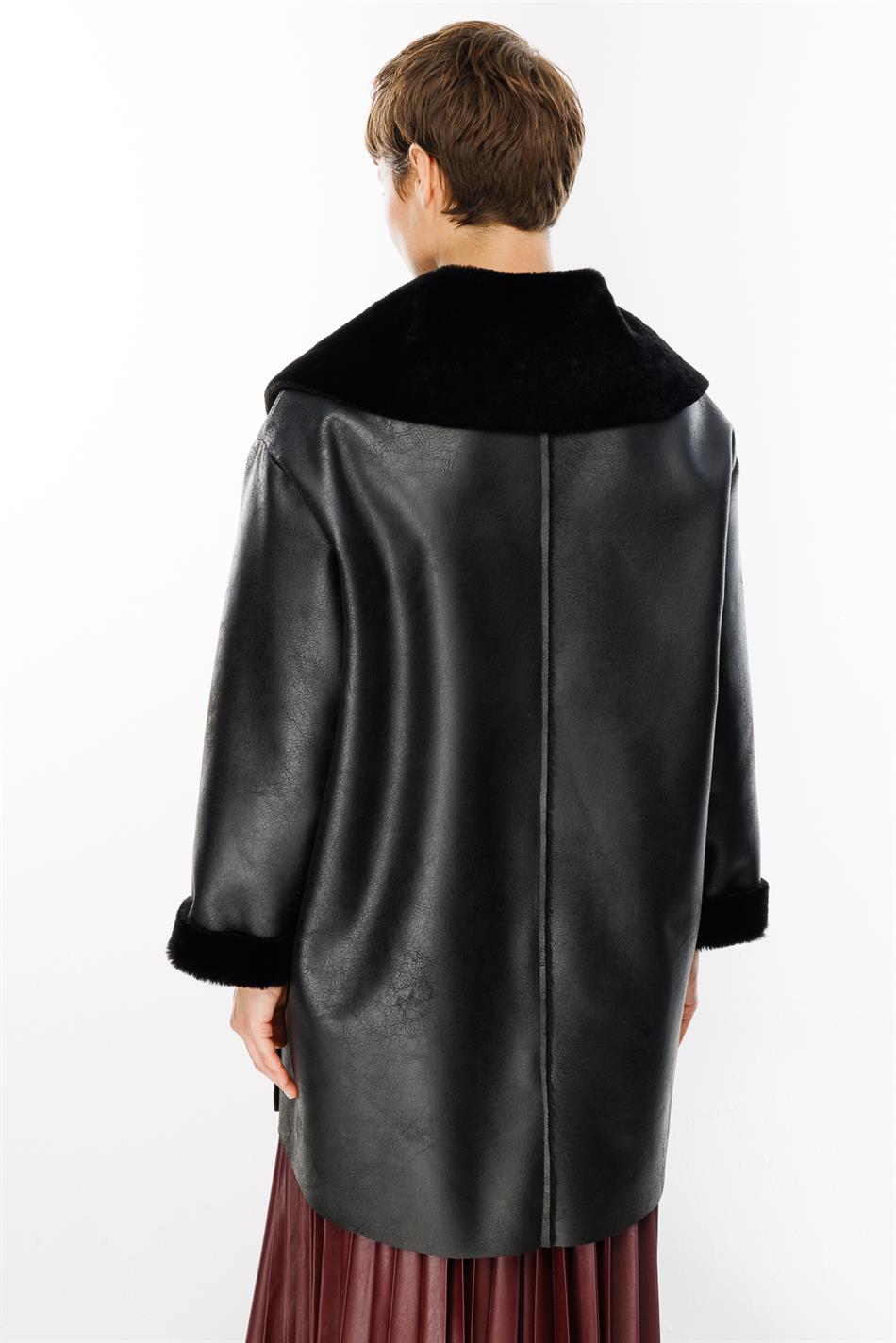 Middellange, sportieve trenchcoat tot halverwege de heup met laminering van imitatieleer en zacht bont - Zwart