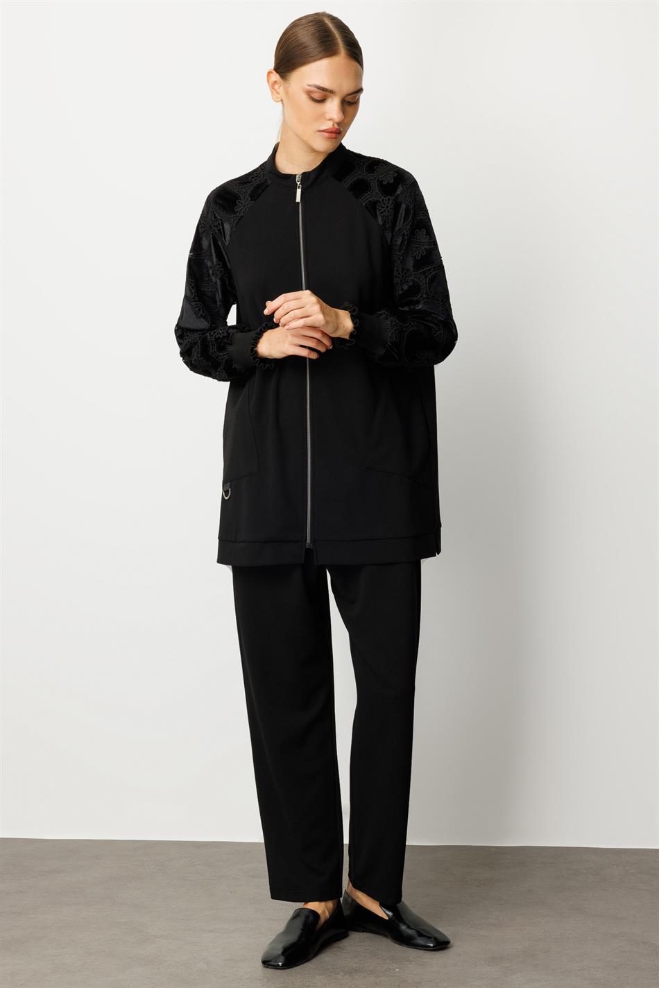 Uniq Zeitloses und besonderes Set mit Ärmeldetails aus Spitze und Hose aus Crêpe-Struktur – Schwarz