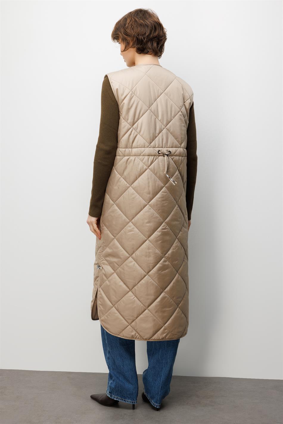 Uniek gewatteerd lang sportvest met 25 Garni-details voor elke gelegenheid - Steenkleur